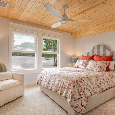 Guest bedroom lake side